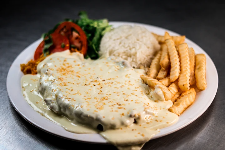 Fotografía gastronómica para Two Brothers: plato con salsa cremosa, arroz y papas fritas