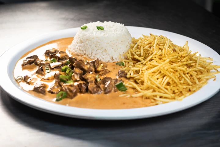 Fotografía gastronómica para Two Brothers: carne en salsa cremosa, arroz y papas finas
