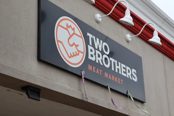 Fachada y letrero de Two Brothers Meat Market