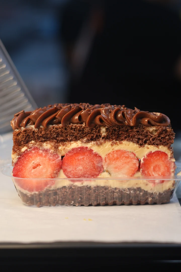 Fotografía de pastel con fresas para Two Brothers Meat Market